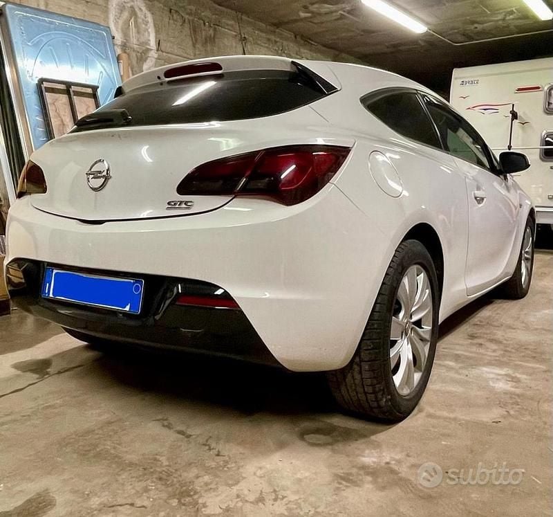 Usata Opel Astra GTC 120 CV (88 kW) 2012 Bianco Coupé