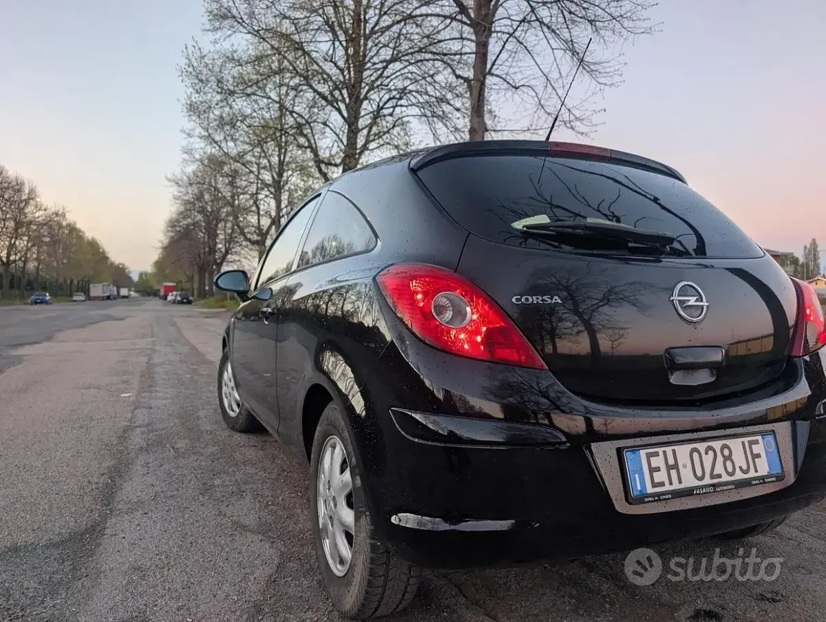 Usata Opel Corsa 86 CV (63 kW) 2011 Nero Utilitaria