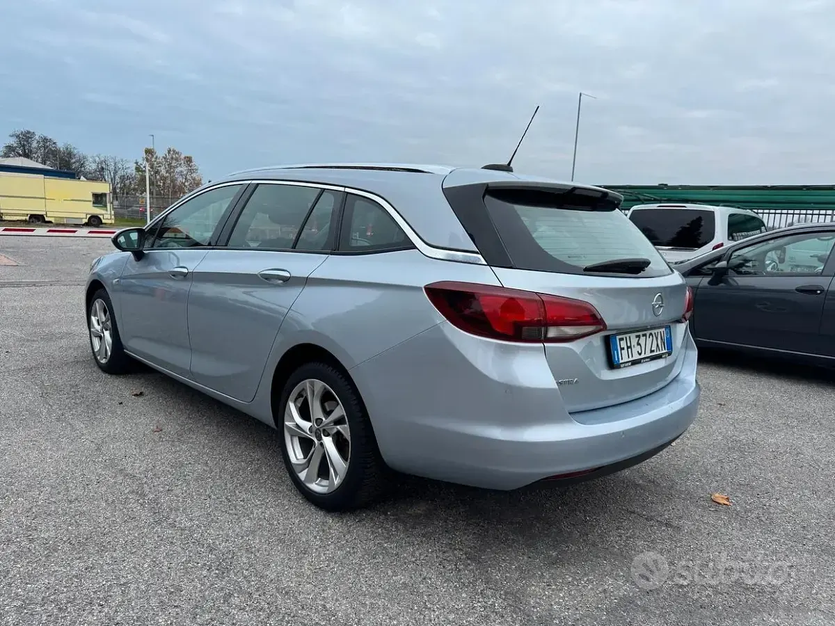 Usata Opel Astra Edition 131 CV (96 kW) 2018 Grigio Utilitaria