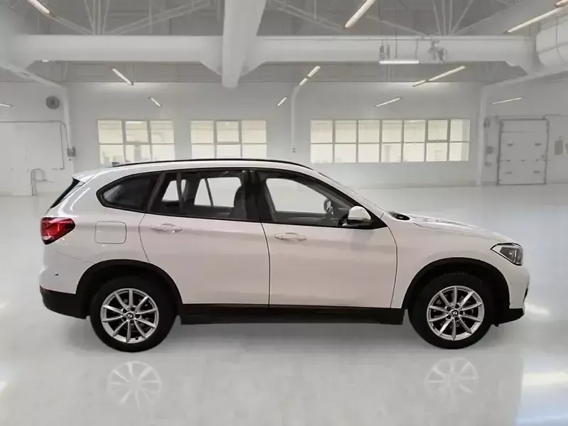 Käytetty BMW X1 Advantage 149 HP (109 kW) 2022 Valkoinen Katumaasturi