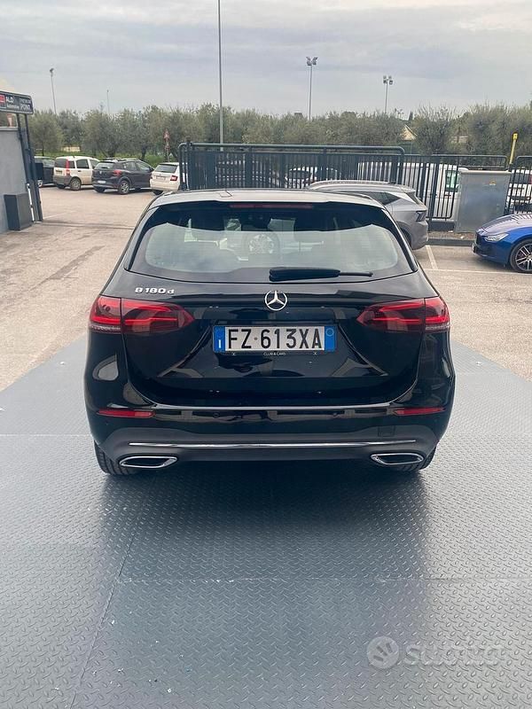 Usata Mercedes B180 116 CV (85 kW) 2020 Nero Utilitaria