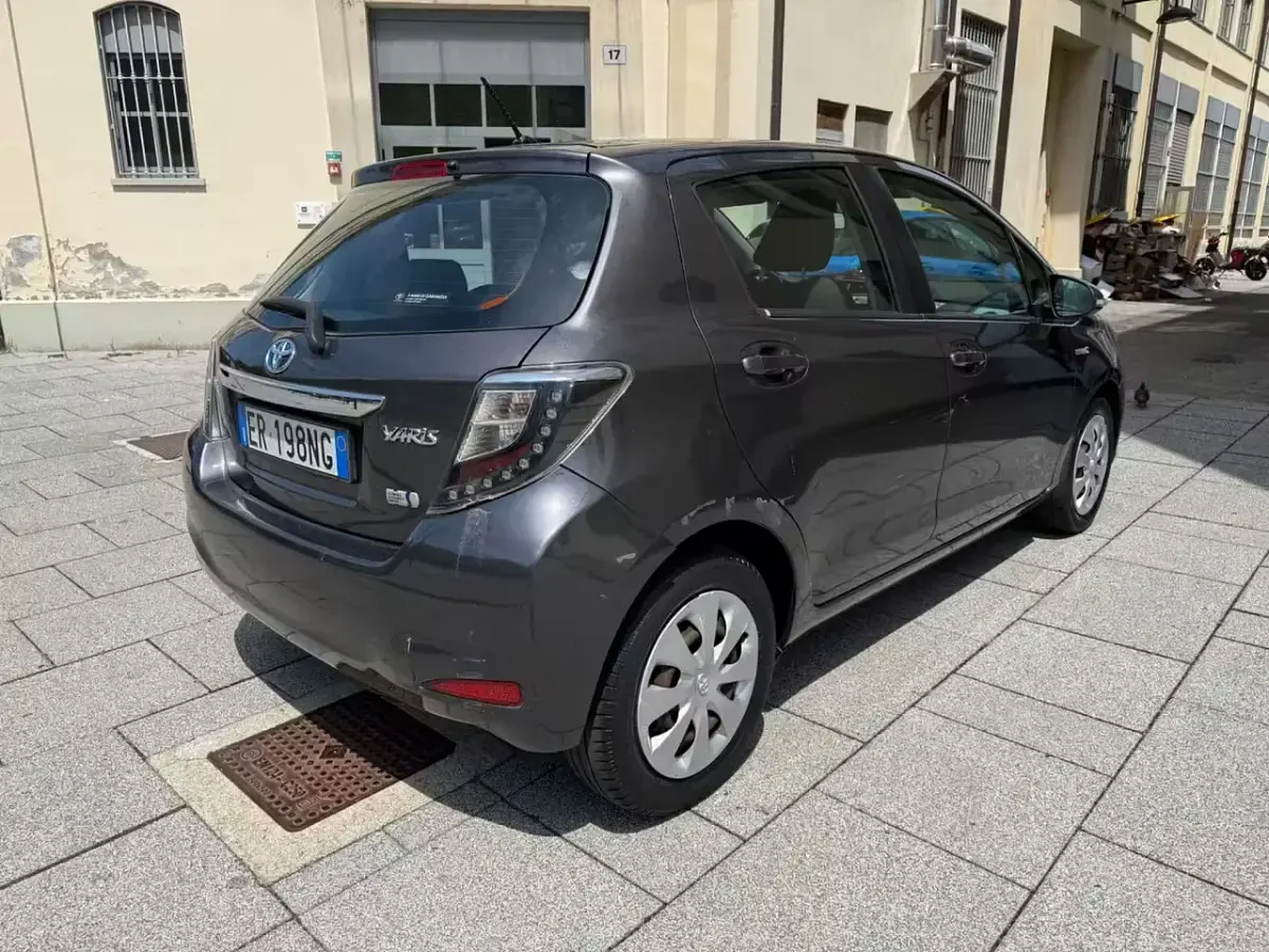 Usata Toyota Yaris Hybrid 74 CV (54 kW) 2014 Grigio Berlina