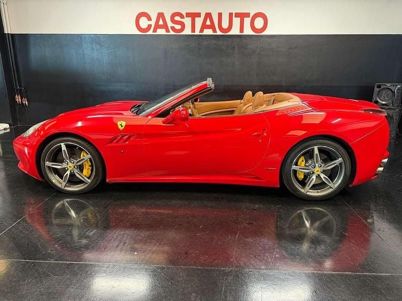 Wrapping rosso Usata 2010 Ferrari California Cabrio | 105.000 € (Ottimo prezzo) - Immagine 1/4
