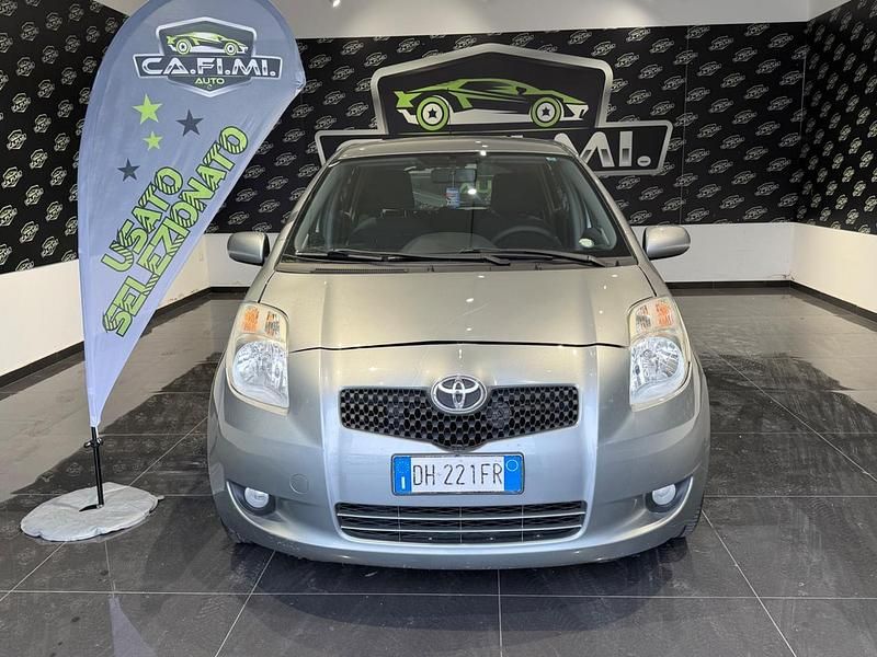 Usata Toyota Yaris 69 CV (50 kW) 2007 Argento Utilitaria