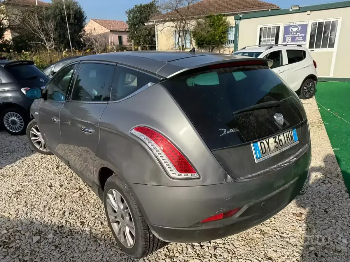 Begagnad Lancia Delta 120 HK (88 kW) 2010 Grå Halvkombi