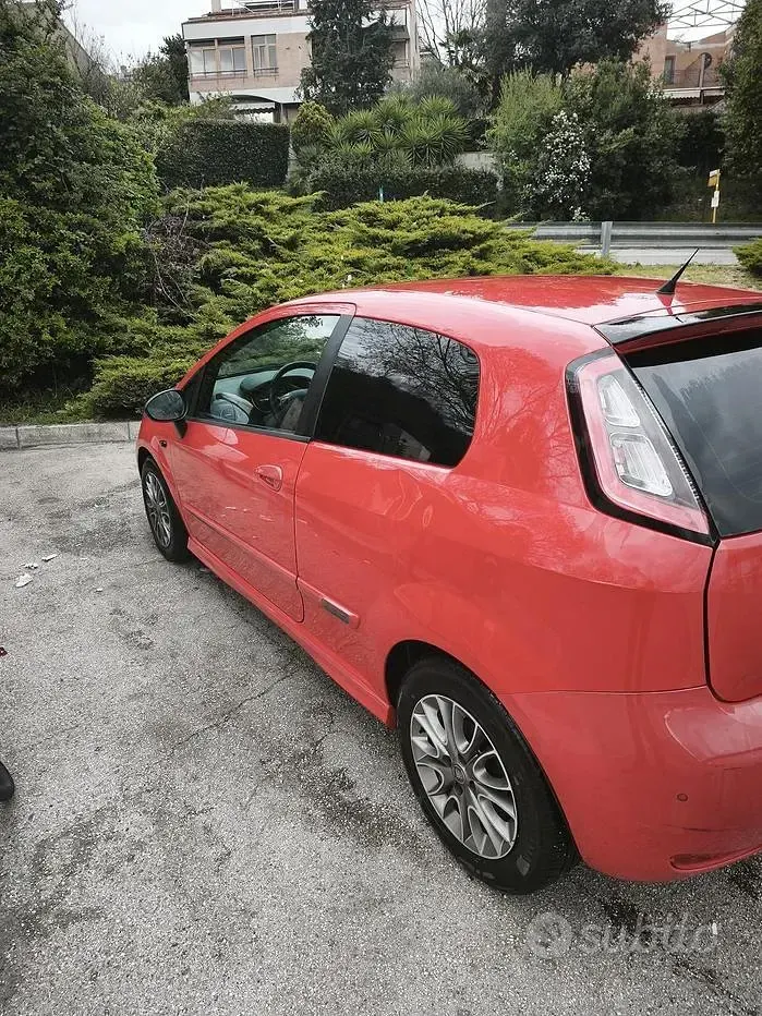 Usata Fiat Grande Punto 75 CV (55 kW) 2012 Rosso Utilitaria