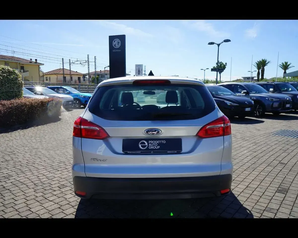Usata Ford Focus 120 CV (88 kW) 2015 Grigio scuro Station wagon