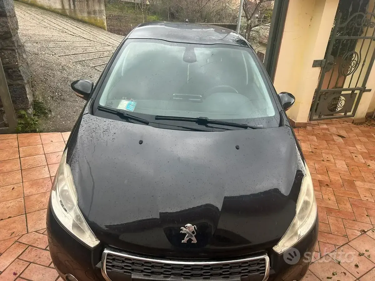 Usata Peugeot 208 Allure 68 CV (50 kW) 2012 Nero Utilitaria