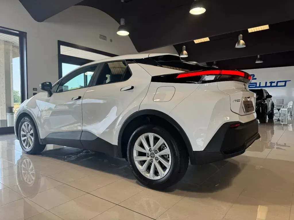 Usata Toyota C-HR Active 140 CV (102 kW) 2024 Bianco SUV