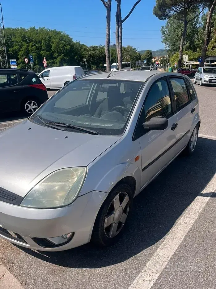 Usata Ford Fiesta 60 CV (44 kW) 2001 Grigio Utilitaria