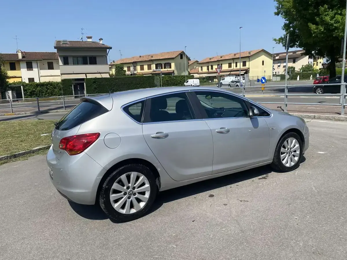 Usata Opel Astra Cosmo 110 CV (80 kW) 2010 Argento Berlina