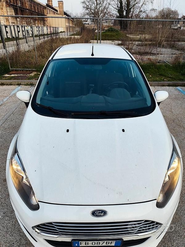 Usata Ford Fiesta 80 CV (58 kW) 2015 Bianco Berlina