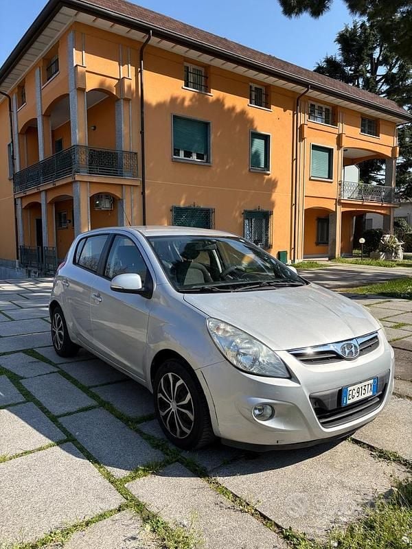 Usata Hyundai i20 Classic 78 CV (57 kW) 2011 Grigio Utilitaria