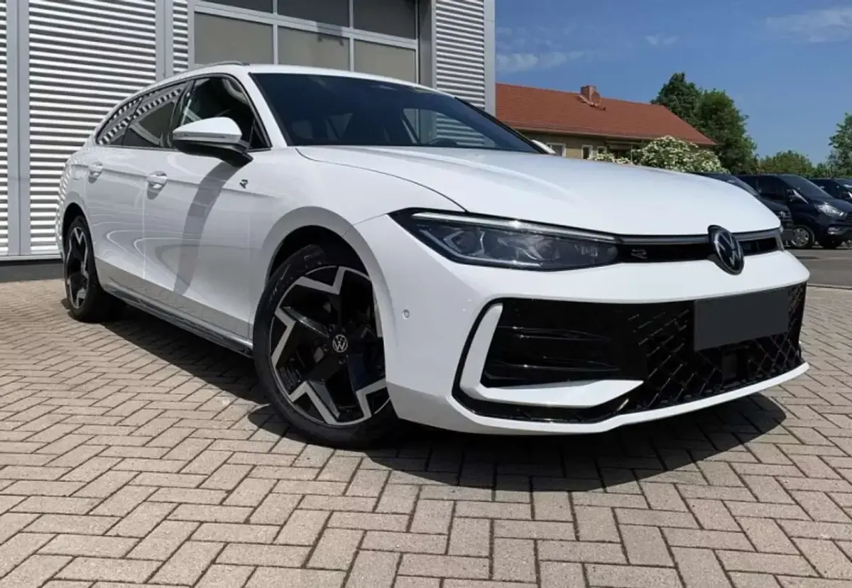 Usata VW Passat R-line 150 CV (110 kW) 2025 Bianco Station wagon