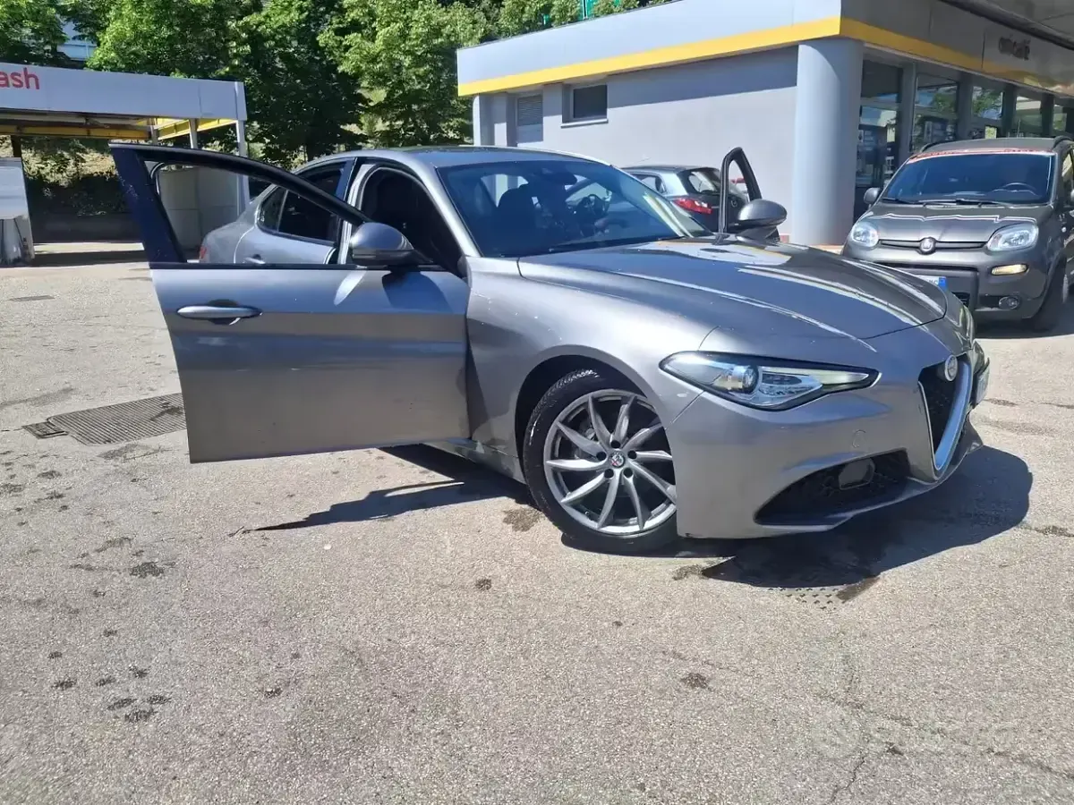 Usata Alfa Romeo Giulia 150 CV (110 kW) 2018 Grigio Berlina