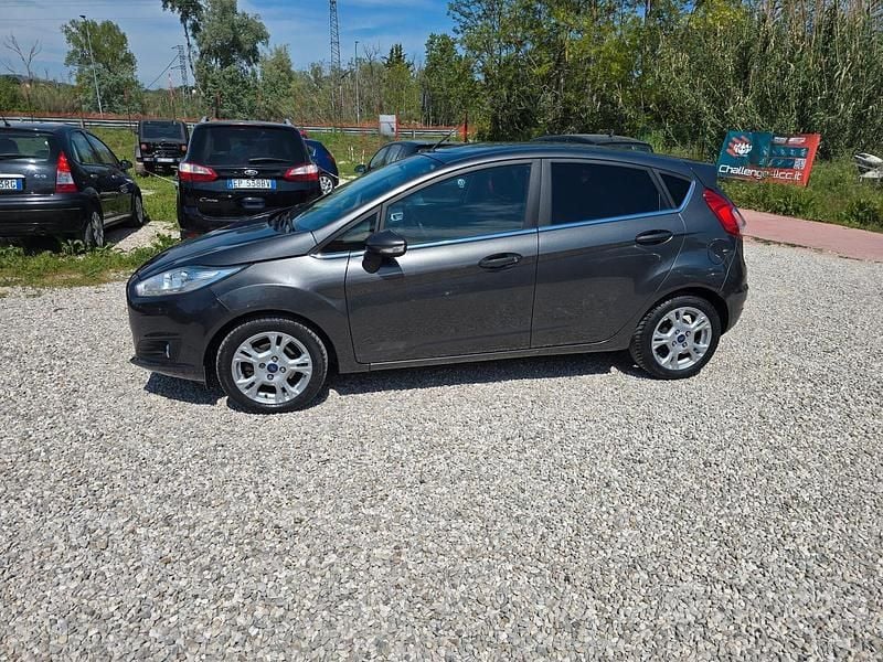 Usata Ford Fiesta Titanium 75 CV (55 kW) 2016 Grigio Berlina