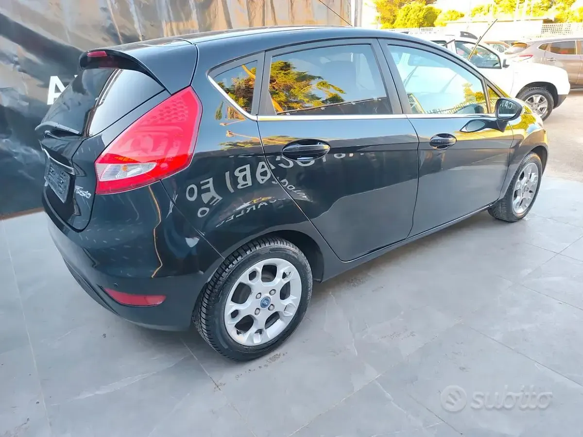 Usata Ford Fiesta Titanium 97 CV (71 kW) 2012 Nero Berlina