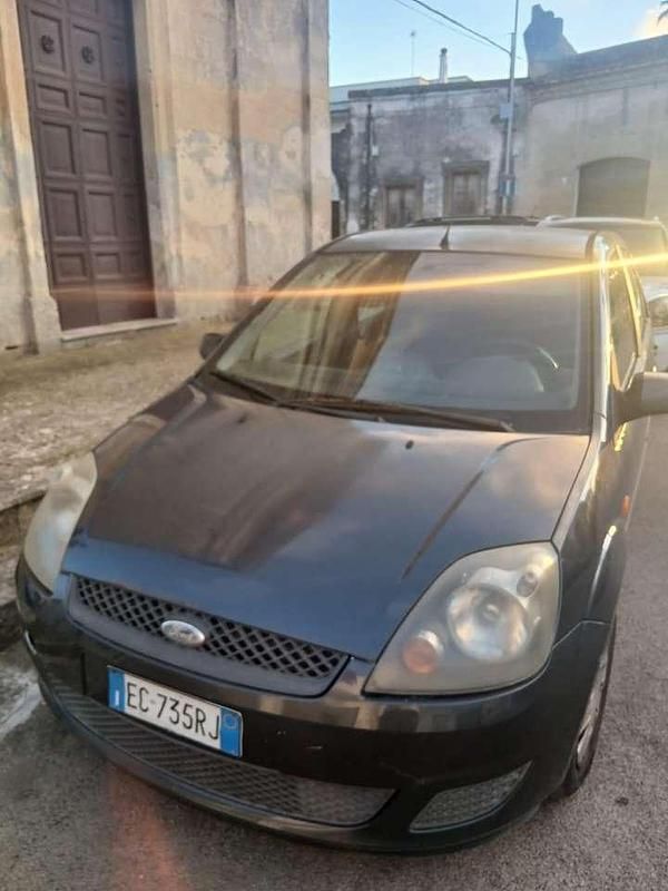 Usata Ford Fiesta Titanium 68 CV (50 kW) 2006 Grigio Utilitaria