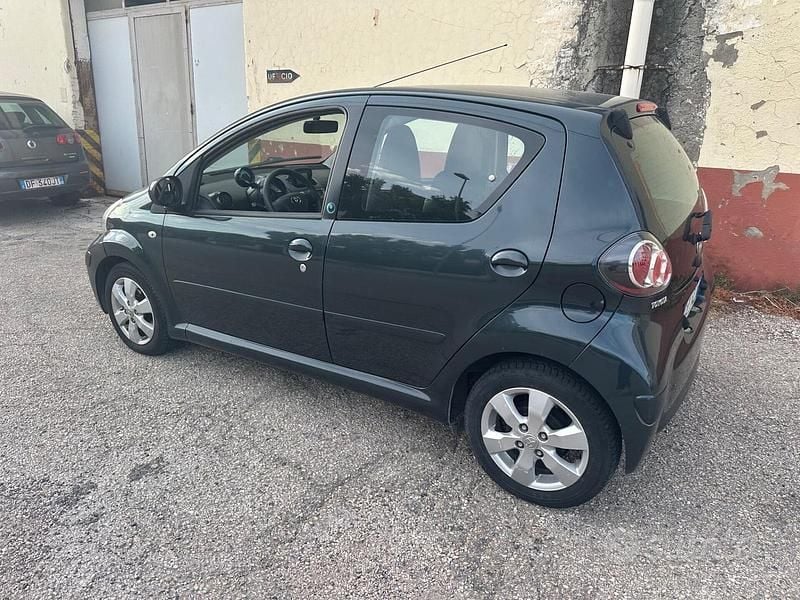 Usata Toyota Aygo 68 CV (50 kW) 2011 Grigio Utilitaria
