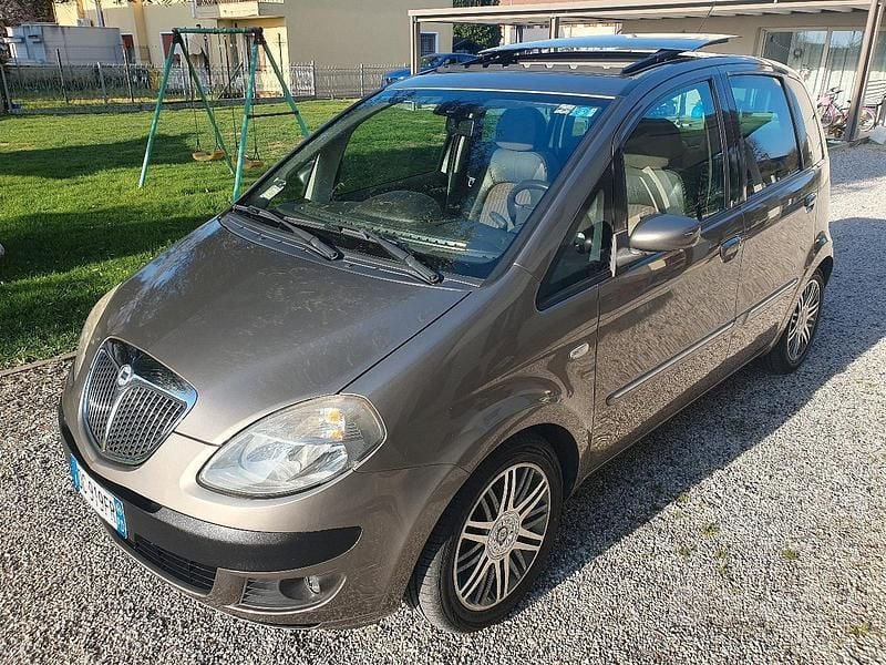 Grigio Usata 2006 Lancia Musa Monovolume | 4000 € (Buon prezzo) - Immagine 1/4