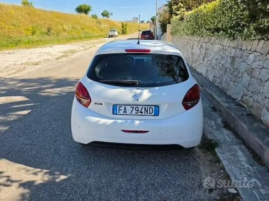 Usata Peugeot 208 68 CV (50 kW) 2015 Bianco Utilitaria