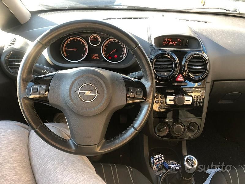 Usata Opel Corsa 90 CV (66 kW) 2010 Utilitaria