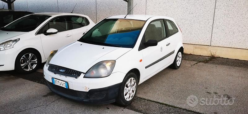 Usata Ford Fiesta 67 CV (49 kW) 2006 Bianco Utilitaria