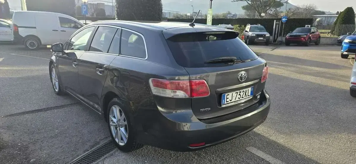 Usata Toyota Avensis Plus 150 CV (110 kW) 2011 Grigio chiaro Station wagon