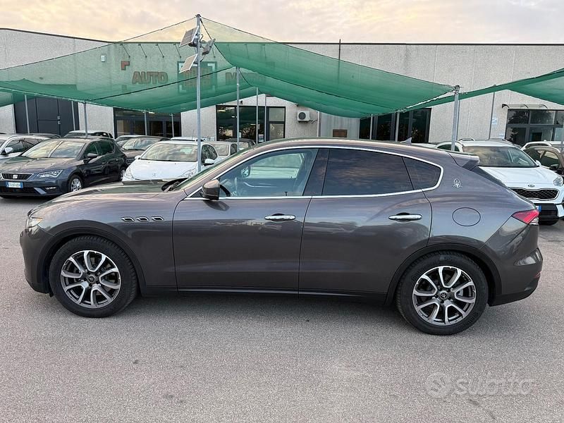 Begagnad Maserati Levante GranLusso 275 HK (202 kW) 2021 Grå SUV