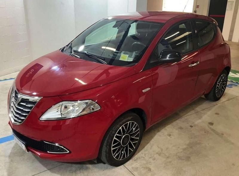 Usata Lancia Ypsilon Gold 69 CV (50 kW) 2015 Rosso Utilitaria
