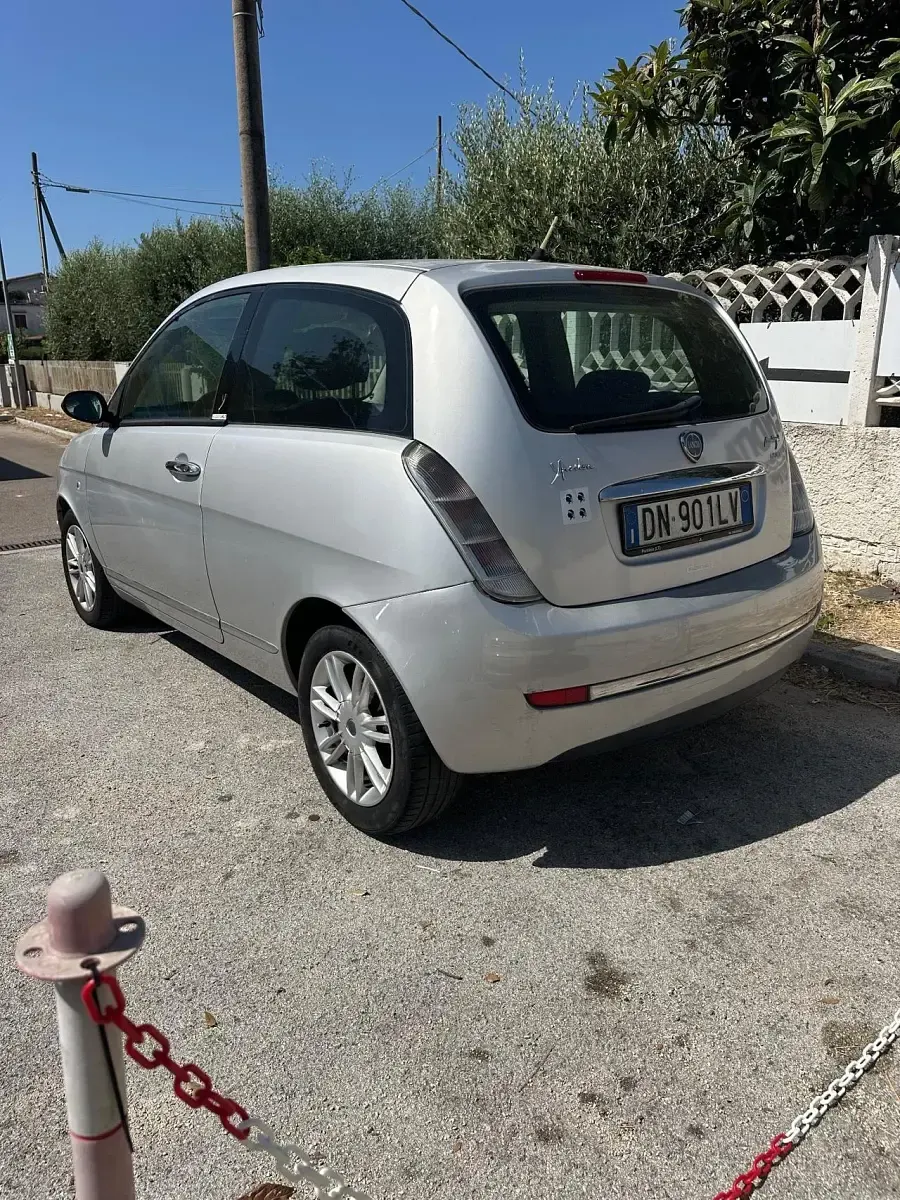 Usata Lancia Ypsilon 75 CV (55 kW) 2008 Argento Utilitaria
