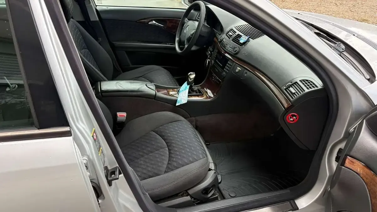 Usata Mercedes E220 Elegance 150 CV (110 kW) 2003 Argento Berlina