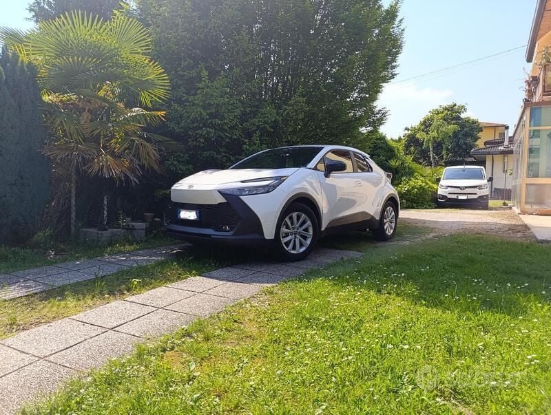 Usata Toyota C-HR Active 98 CV (72 kW) 2024 Bianco SUV
