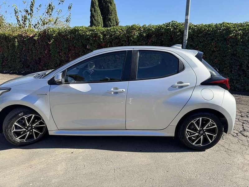Usata 2021 Toyota Yaris Hybrid Trend Tre volumi | 17.500 € (Buon prezzo) - Immagine 1/4