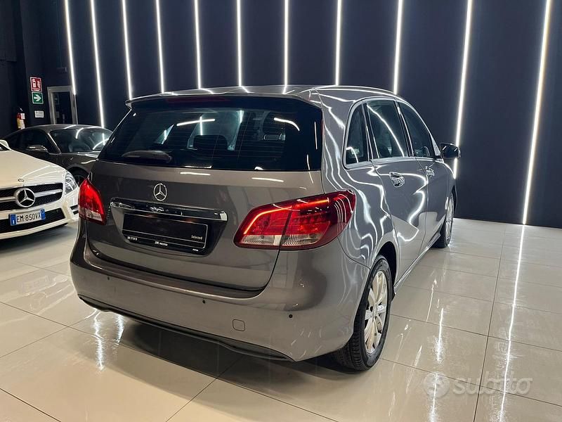 Usata Mercedes B180 Business 109 CV (80 kW) 2015 Grigio Monovolume