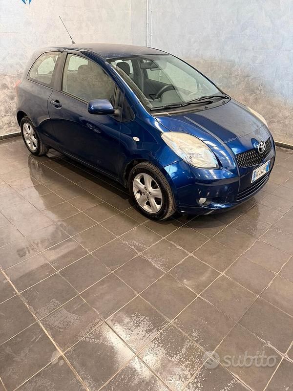 Usata Toyota Yaris 69 CV (50 kW) 2007 Blu Utilitaria