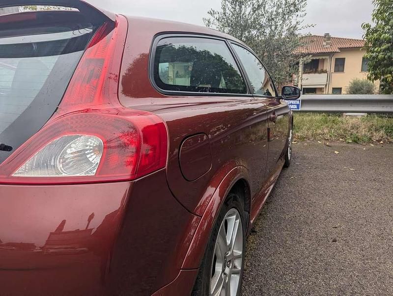 Usata Volvo C30 Momentum 101 CV (74 kW) 2007 Rosso Utilitaria