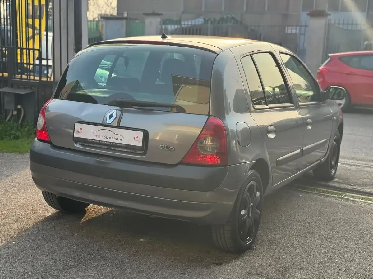 Usata Renault Clio II Authentique 58 CV (42 kW) 2004 Grigio Berlina