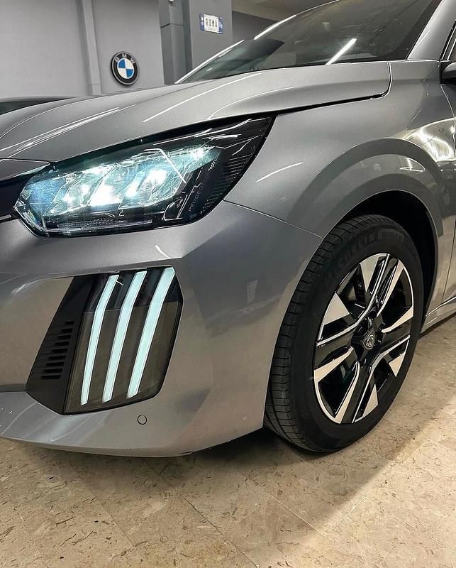 Usata Peugeot 208 Allure 101 CV (74 kW) 2025 Grigio Utilitaria