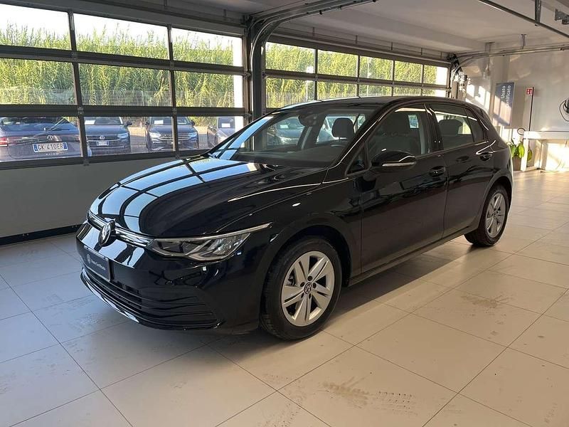 Nero Usata 2024 VW Golf VIII Life Tre volumi | 25.390 € (Ottimo prezzo) - Immagine 1/3
