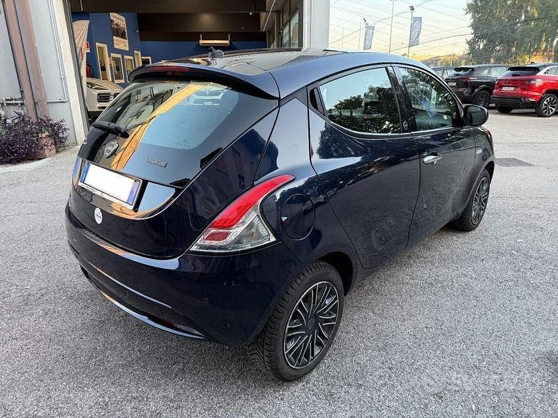 Usata Lancia Ypsilon Gold 70 CV (51 kW) 2021 Blu metallizzato Utilitaria
