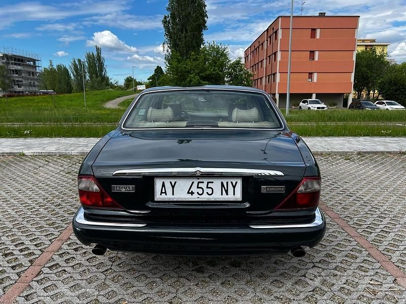 Usata Jaguar XJ8 Executive 1998 Verde Berlina
