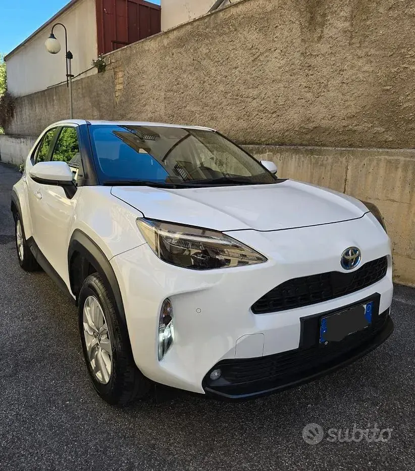 Usata Toyota Yaris 92 CV (67 kW) 2024 Bianco Utilitaria