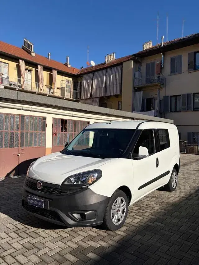 Usata Fiat Doblò 105 CV (77 kW) 2019 Bianco pastello Monovolume