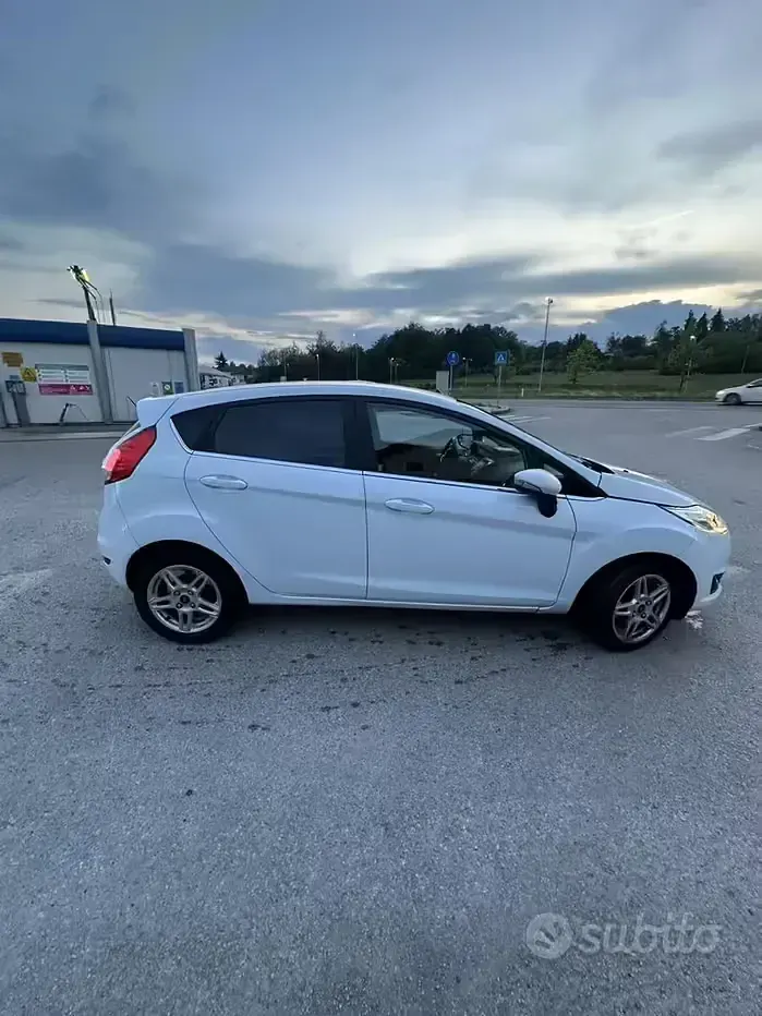 Usata Ford Fiesta 95 CV (69 kW) 2015 Bianco Utilitaria