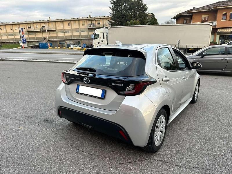Usata Toyota Yaris Hybrid Business Edition 116 CV (85 kW) 2020 Argento Berlina