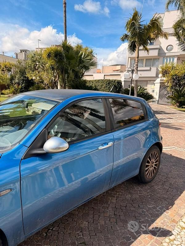 Usata Alfa Romeo 147 120 CV (88 kW) 2006 Blu Utilitaria
