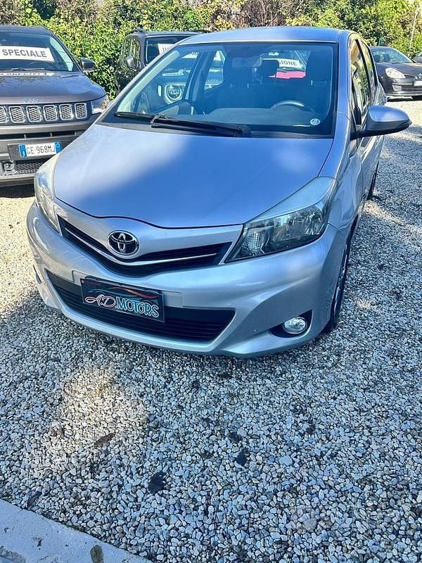 Grigio Usata 2014 Toyota Yaris Lounge Tre volumi | 7999 € (Buon prezzo) - Immagine 1/4