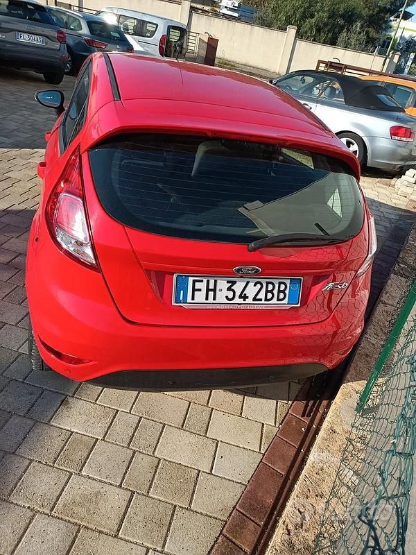 Usata Ford Fiesta Titanium 95 CV (69 kW) 2017 Rosso Utilitaria