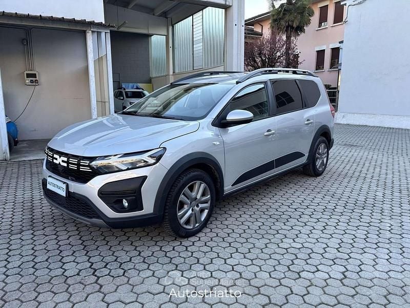 Usata Dacia Jogger Expression 101 CV (74 kW) 2023 Argento Monovolume